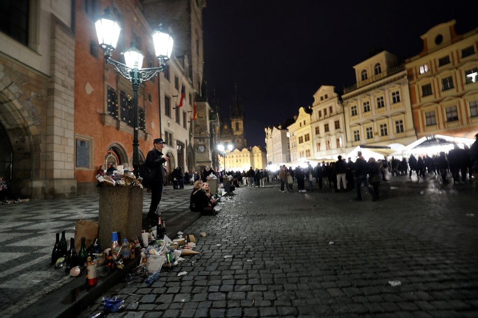 Odpadky v centru Prahy během silvestrovské noci.