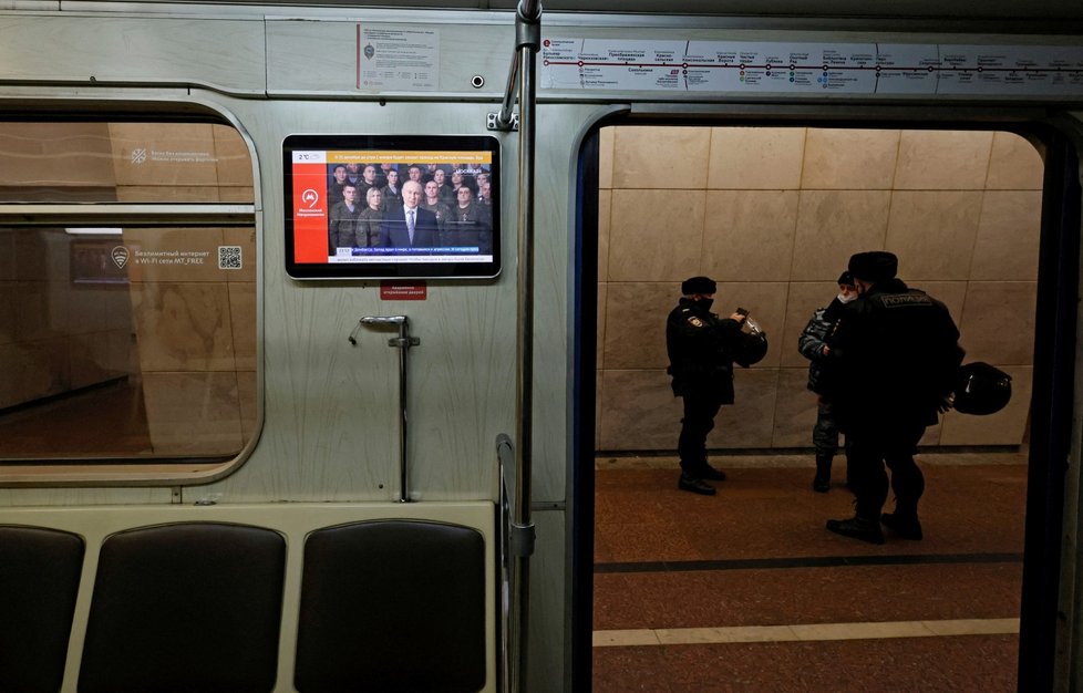 Proslov Putina na obrazovce ve vagonu metra, Moskva.