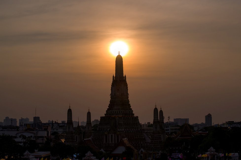 Poslední západ slunce roku 2022 v thajském Bankoku