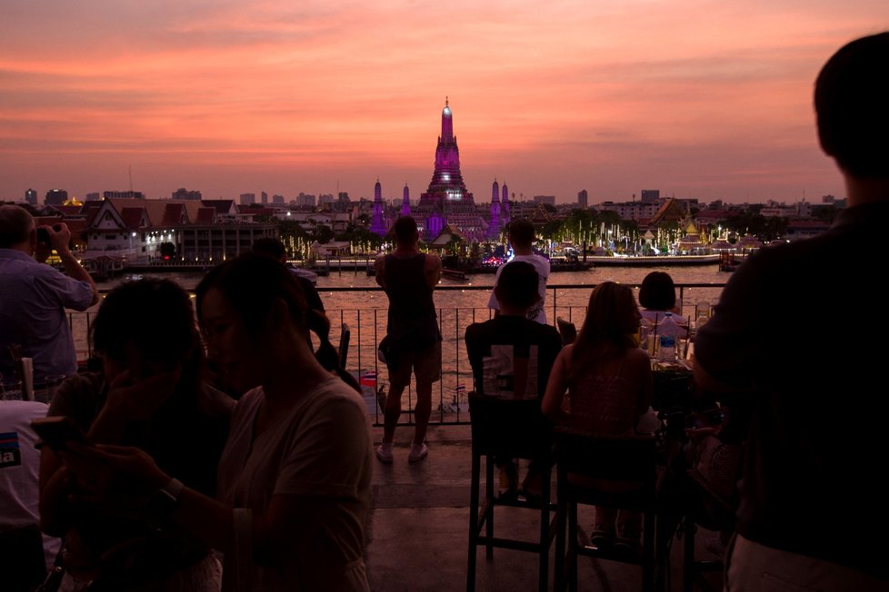 Poslední západ slunce roku 2022 v thajském Bankoku