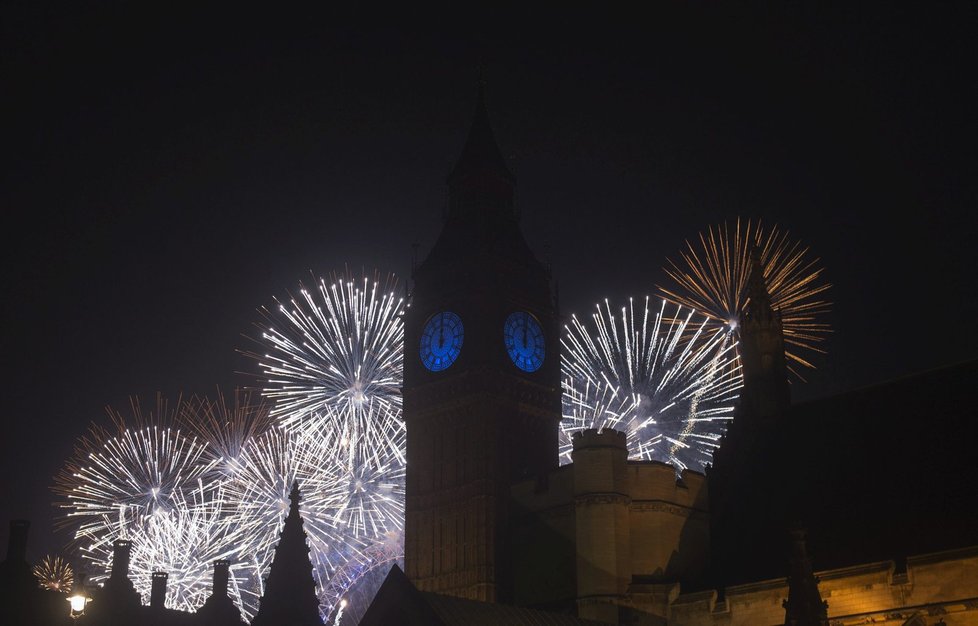 Londýnský ohňostroj, v popředí Big Ben