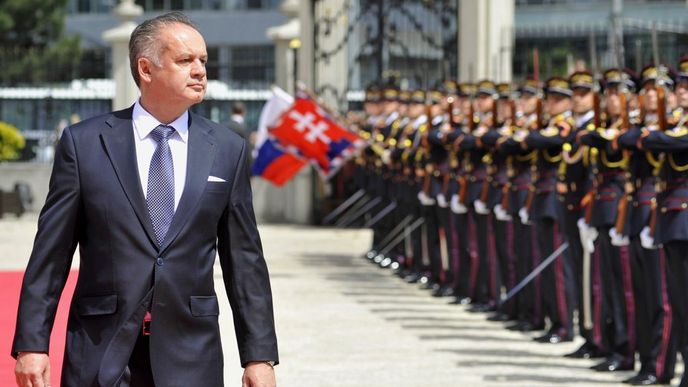 Nový slovenský prezident Andrej Kiska při přehlídce čestné stráže před Prezidentským palácem poté, co 15. června v Bratislavě složil přísahu a ujal se úřadu.