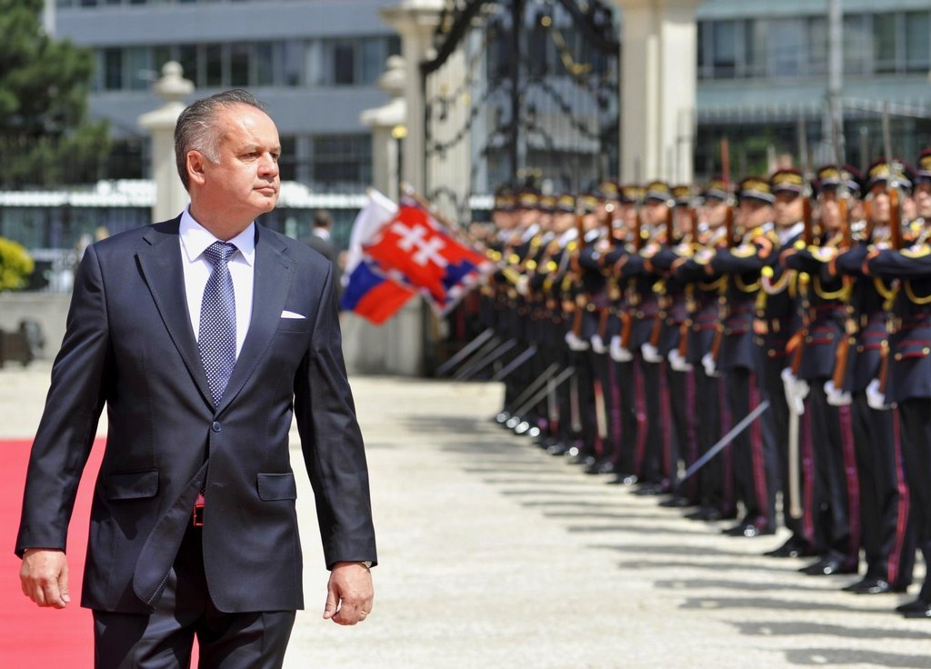 Nový slovenský prezident Andrej Kiska při přehlídce čestné stráže před Prezidentským palácem poté, co 15. června v Bratislavě složil přísahu a ujal se úřadu.