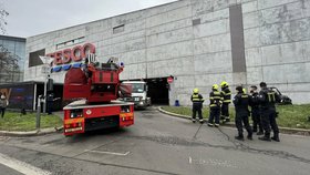 Poplach na Smíchově: Z obchodního domu se uvolnil betonový panel, hrozí spadnutím