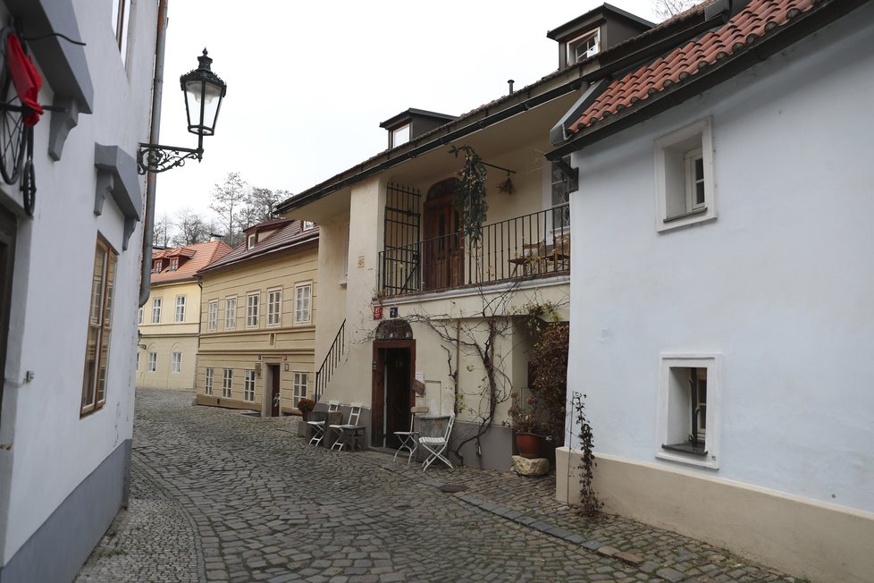 Podle znamení na fasádě se domu též přezdívá U Zlaté hvězdy. Kdysi v něm vyrůstala dívka Juliana, která zachránila život jelennímu vůdci stáda. Ten jí pak byl nadosmrti věrný.