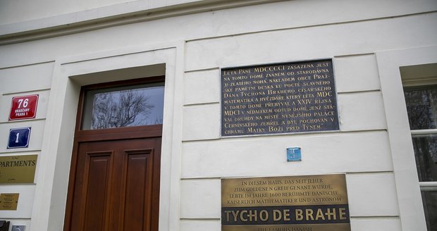 Pamětní deska na domě U Zlatého noha upomíná na to, že zde údajně kdysi žil slavný dánský astronom Tycho Brahe.