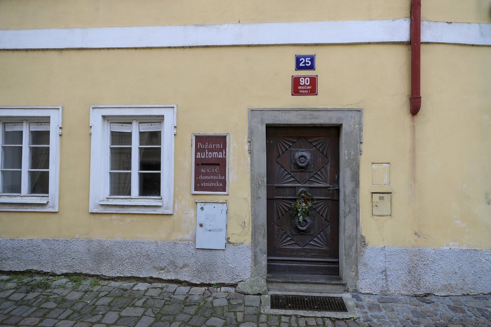 V tomto domě se žlutou fasádou se narodil významný houslový virtuóz František Ondříček (jak upomíná pamětní deska). Ještě před ním zde pobýval lékař, který byl velice důležitou osobou pro své blízké i vzdálenější okolí.