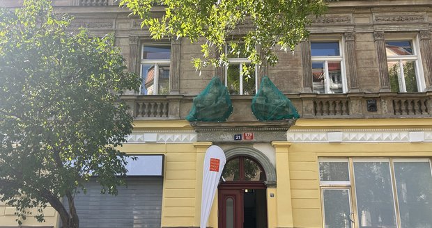 Nově opravený dům v Korunovační ulici nabídne dvanáct bytů lidem v těžké životní situaci.