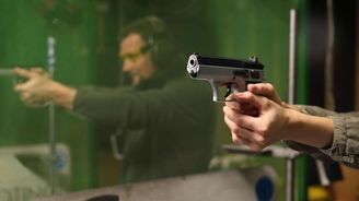 Zbrojní průkazy skončily. Co to znamená pro statisíce držitelů zbraní Zbrojní průkazy skončily. Co to znamená pro statisíce držitelů zbraní