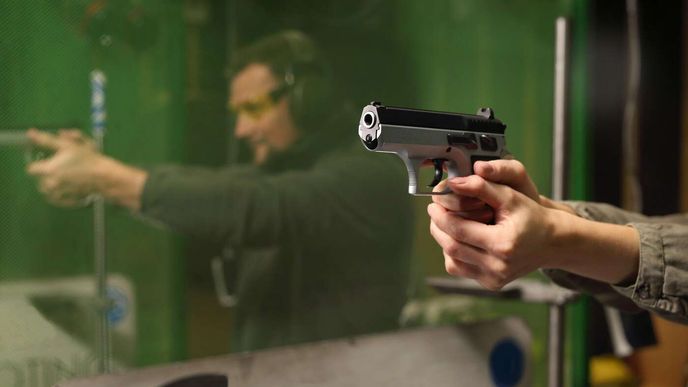 Nový zákon ruší fyzické zbrojní průkazy a zavádí elektronické oprávnění v CRZ. Nový zákon ruší fyzické zbrojní průkazy a zavádí elektronické oprávnění v CRZ.