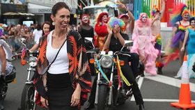 Novozélandská premiérka Jacinda Ardernová se zúčastnila průvodu Pride v Aucklandu.