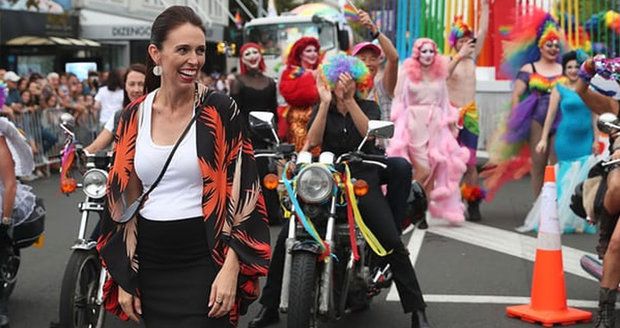 Těhotná novozélandská premiérka kráčela v pochodu gayů a leseb. Přidal se i ministr