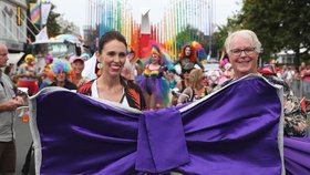 Novozélandská premiérka Jacinda Ardernová se zúčastnila průvodu Pride v Aucklandu.