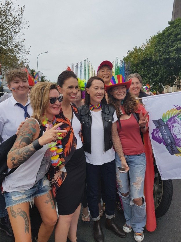 Novozélandská premiérka Jacinda Ardernová se zúčastnila průvodu Pride v Aucklandu.