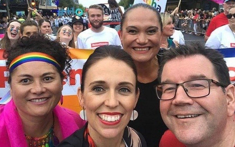 Novozélandská premiérka Jacinda Ardernová se zúčastnila průvodu Pride v Aucklandu.