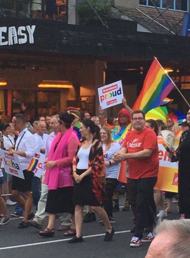 Novozélandská premiérka Jacinda Ardernová se zúčastnila průvodu Pride v Aucklandu.