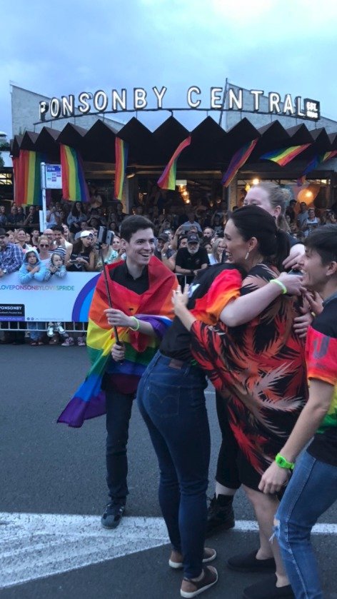 Novozélandská premiérka Jacinda Ardernová se zúčastnila průvodu Pride v Aucklandu.