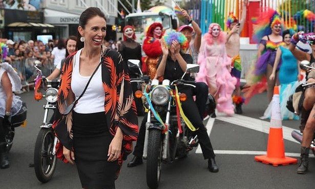 Novozélandská premiérka Jacinda Ardernová se zúčastnila průvodu Pride v Auclandu.