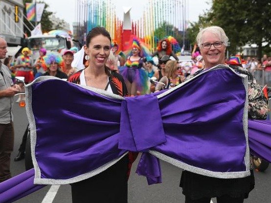 Novozélandská premiérka Jacinda Ardernová se zúčastnila průvodu Pride v Aucklandu.