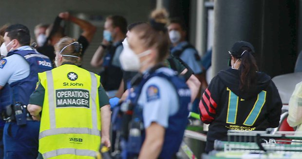 Útočník v supermarketu pobodal 5 lidí, inspiroval se ISIS. V Aucklandu ho zastřelili