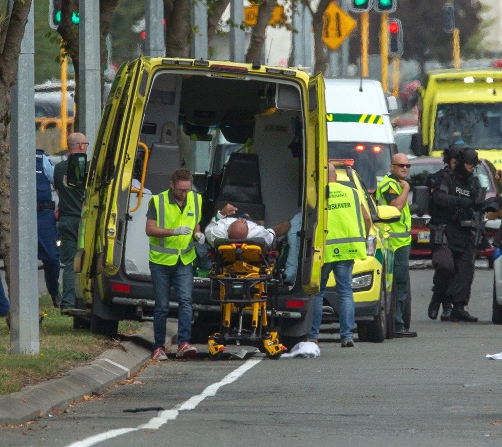 Při krvavém útoku na mešity zemřely na Novém Zélandu desítky lidí.