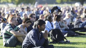 V novozélandském městě Christchurch se tisíce lidí zúčastnily tryzny za oběti nedávného teroristického útoku na dvě mešity, při nichž zahynulo 50 osob. (24.3.2019)