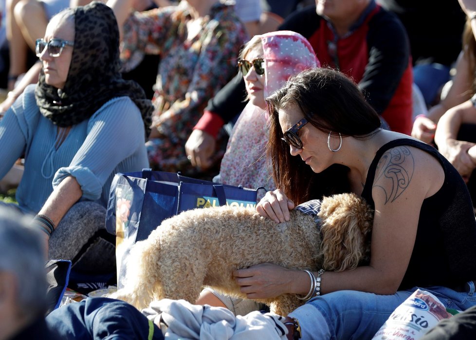 V novozélandském městě Christchurch se tisíce lidí zúčastnily tryzny za oběti nedávného teroristického útoku na dvě mešity, při nichž zahynulo 50 osob (24. 3. 2019).