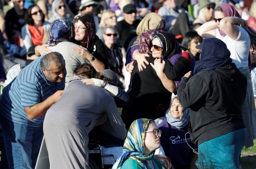 V novozélandském městě Christchurch se tisíce lidí zúčastnily tryzny za oběti nedávného teroristického útoku na dvě mešity, při nichž zahynulo 50 osob (24. 3. 2019).