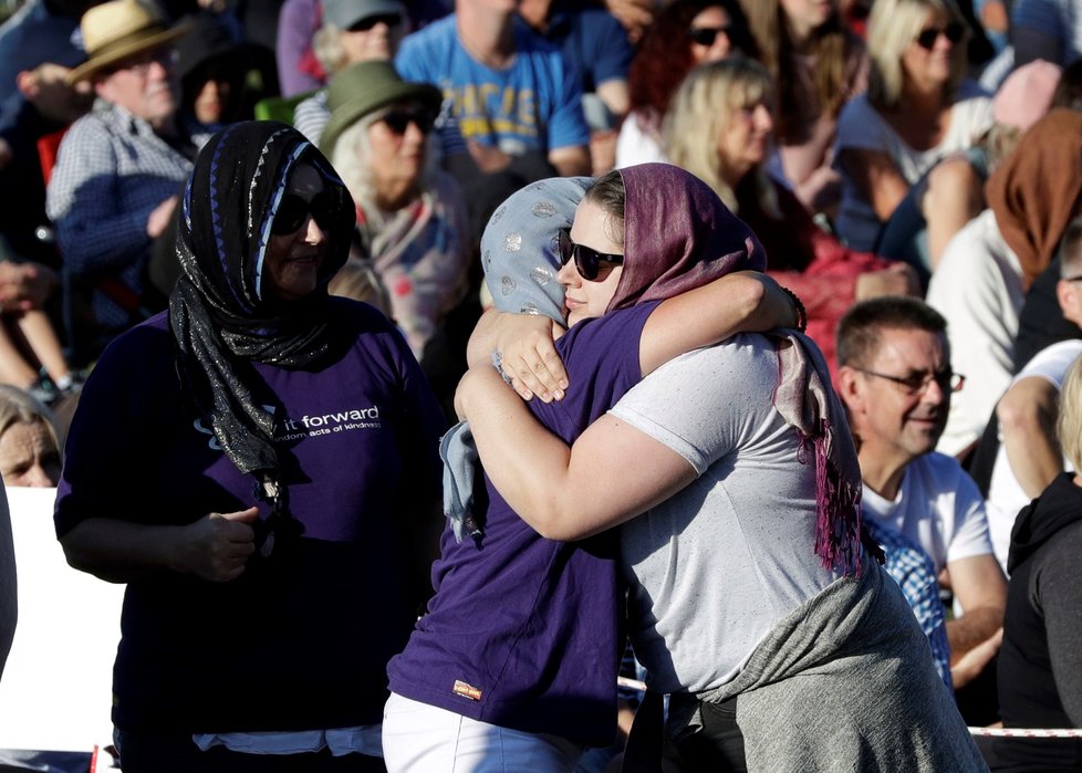 V novozélandském městě Christchurch se tisíce lidí zúčastnily tryzny za oběti nedávného teroristického útoku na dvě mešity, při nichž zahynulo 50 osob (24. 3. 2019).