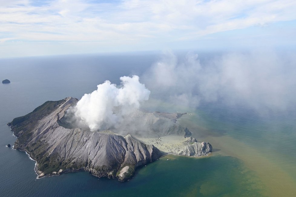 Erupce novozélandské sopky si vyžádala nejméně jednoho mrtvého a desítky zraněných, (9.12.2019).