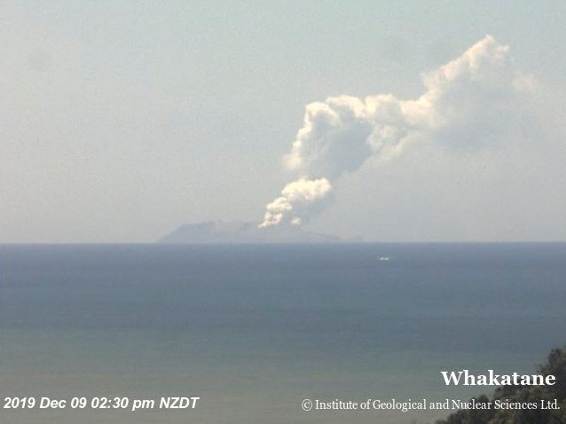 Erupce novozélandské sopky si vyžádala nejméně jednoho mrtvého a desítky zraněných. (9.12.2019)