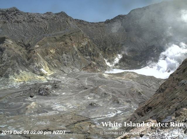 Erupce novozélandské sopky si vyžádala nejméně jednoho mrtvého a desítky zraněných, (9. 12. 2019).