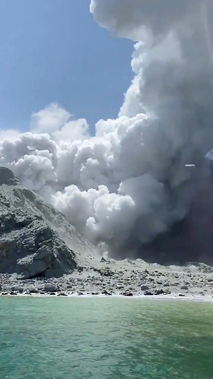 Erupce novozélandské sopky si vyžádala nejméně jednoho mrtvého a desítky zraněných, (9. 12. 2019).