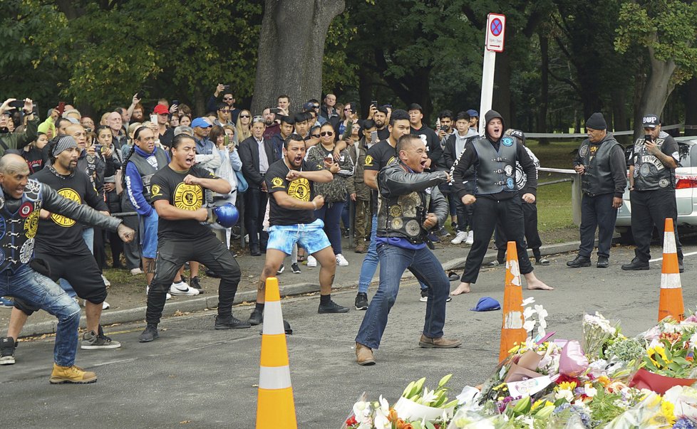 Novozélanďané uctili památku obětí masakru v mešitách tancem haka.