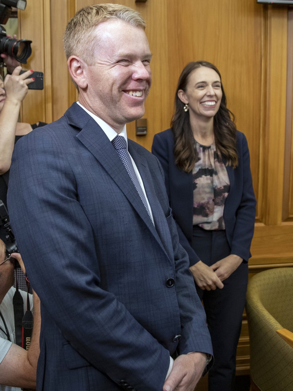 Jacindu Ardernovou v čele novozélandské vlády nahradí Chris Hipkins.