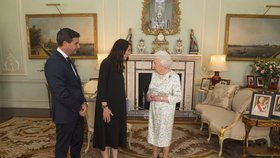 Novozélandská premiérka Jacinda Ardernová s partnerem Clarkem Gayfordem při setkání s britskou královnou Alžbětou II.