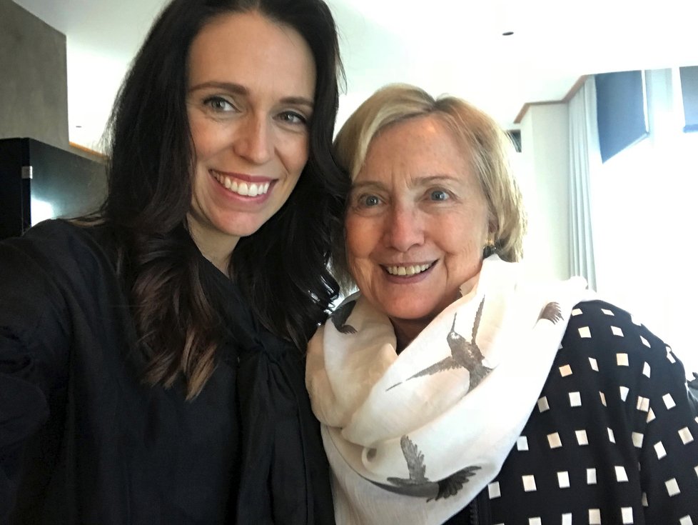 Novozélandská premiérka Jacinda Ardernová a Hillary Clintonová