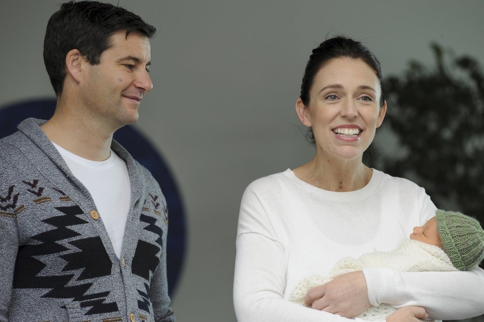 Novozélandská premiérka Jacinda Ardernová s partnerem Clarkem Gayfordem a jejich dcerou Neve.