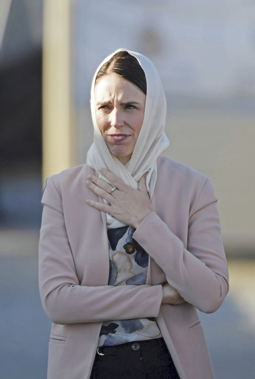 Novozélandská premiérka Jacinda Ardernová. Zasnoubení s partnerem Claarkem Gayfordem prozradil prsten.