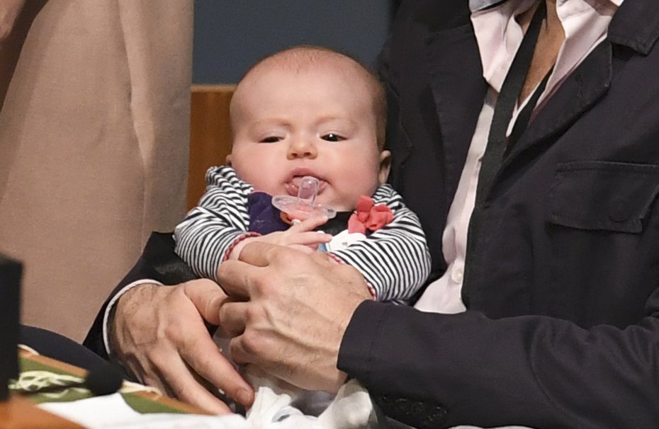 „První dítě“ Nového Zélandu: Malá Neve Te Aroha Ardern Gayfordová je dcerou Jacindy Ardernové, novozélandské předsedkyně vlády a jejího snoubence Clarka Gayforda.