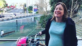 Novozélandská ministryně pro ženy a rovnost Julie Anne Genterová (38) se dovezla do porodnice na kole.