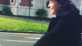 Novozélandská ministryně pro ženy a rovnost Julie Anne Genterová (38) se dovezla do porodnice na kole.