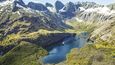 Horské pleso Adelaide  v NP Fiordland. Drahokam v horách, který si nejlépe vychutnáte pohledem z výšky: třeba při letu vrtulníkem jako v případě tohoto snímku.