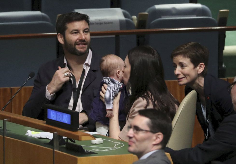 Novozélandská premiérka Jacinda Ardernová na Valném shromáždění OSN. Do sálu si premiérka přinesla dceru.