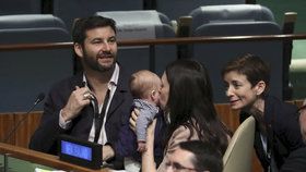 Novozélandská premiérka Jacinda Ardernová poprvé vystoupila na Valném shromáždění OSN. Do sálu si premiérka přinesla dceru.