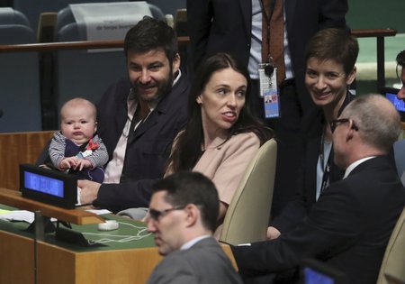 Novozélandská premiérka Jacinda Ardernová poprvé v roce 2018 vystoupila na Valném shromáždění OSN. Partner Ardernové, Clarke Gayford, s dcerou v náručí pozoroval její proslov.
