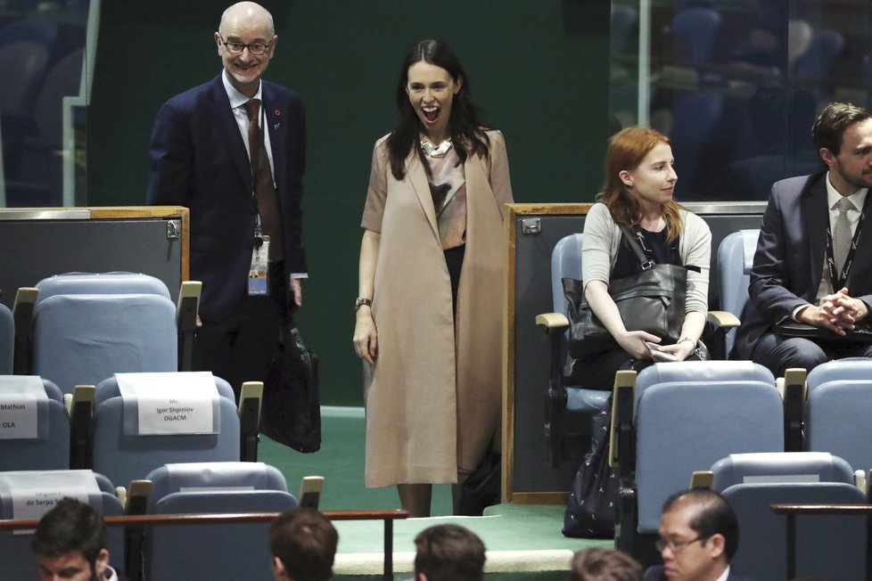 Novozélandská premiérka Jacinda Ardernová poprvé vystoupila na Valném shromáždění OSN. Výraz premiérky, když spatřila svoji dceru Neve.