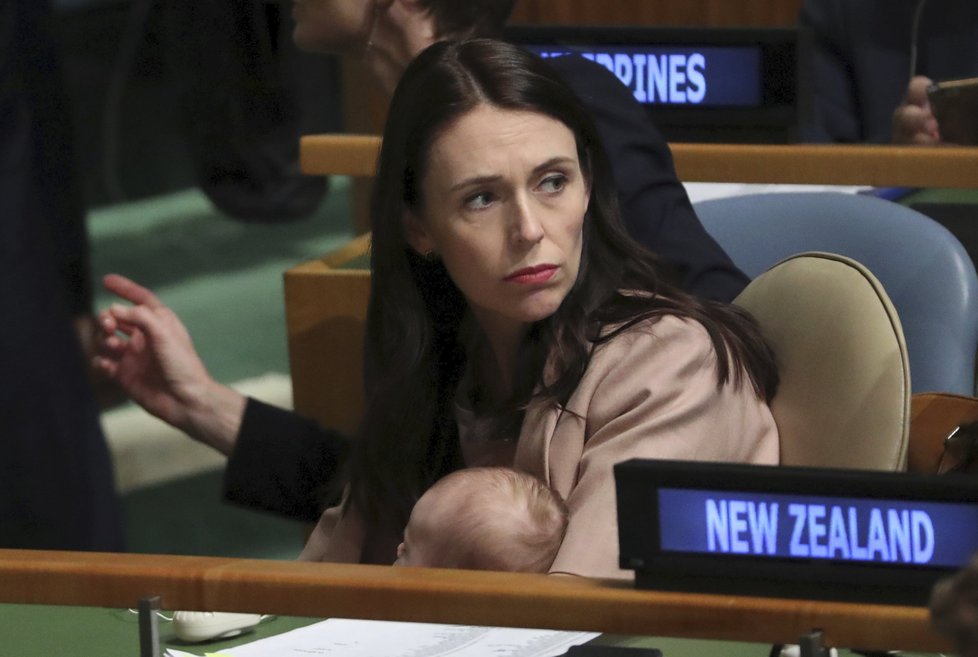 Novozélandská premiérka Jacinda Ardernová na Valném shromáždění OSN. Do sálu si premiérka přinesla dceru.