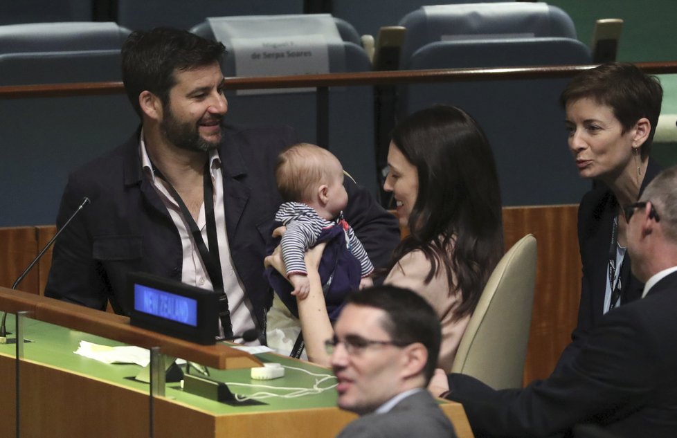 Novozélandská premiérka Jacinda Ardernová poprvé v roce 2018 vystoupila na Valném shromáždění OSN. Do sálu si premiérka přinesla dceru.