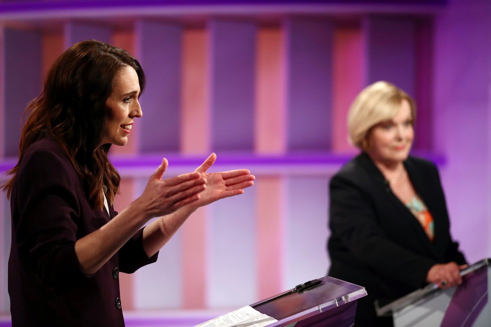 Novozélandské parlamentní volby 2020: Debata premiérka Jacindy Ardernové a vůdkyně opozice Judith Collinsové.
